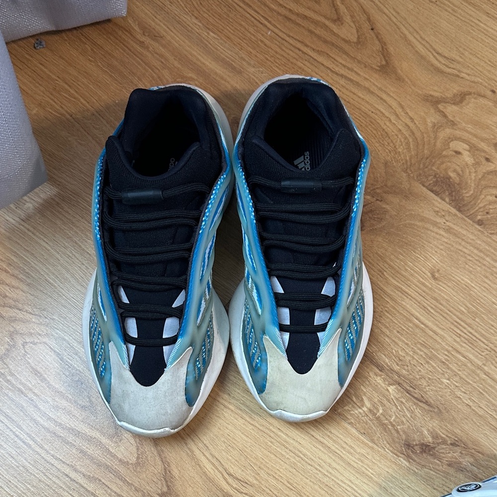 adidas Yeezy 700 V3